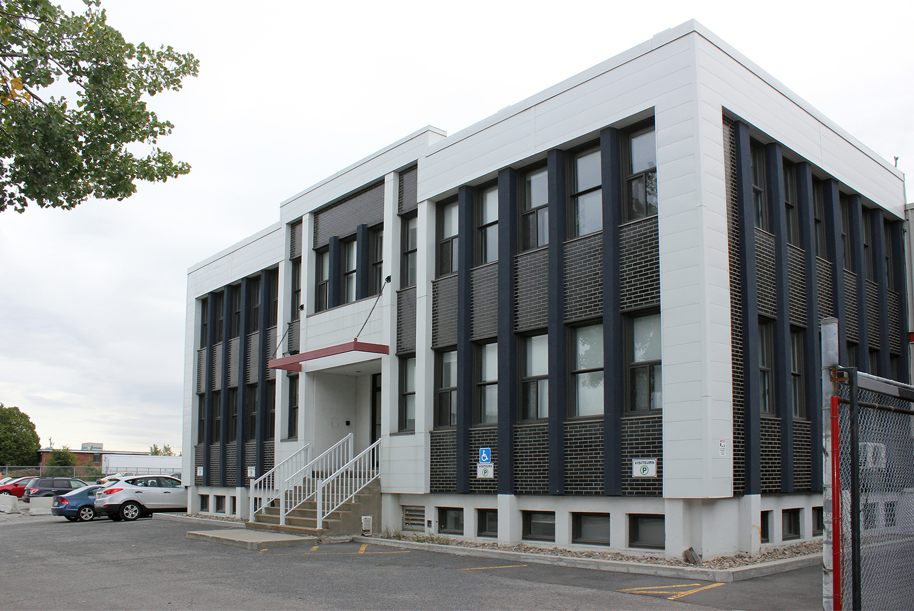 Industrial building on 7500 Cote de Liesse is for sale. Office area is 6,625 SF